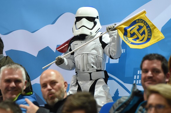 A Davos fan during the game between HK Dinamo Minsk and Switzerlands HC Davos at the 90th Spengler Cup ice hockey tournament in Davos, Switzerland, Wednesday, December 28, 2016. (KEYSTONE/Melanie Duch ...