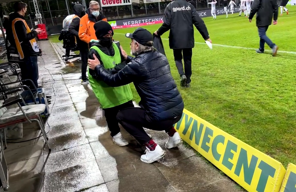 Keller entschuldigt sich beim Balljungen.