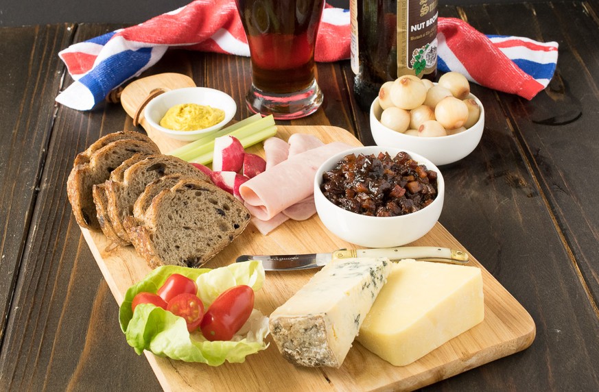 ploughman&#039;s lunch englisch britisch essen food käse salat brot pickle zwiebeln http://culinaryginger.com/ploughmans-lunch/