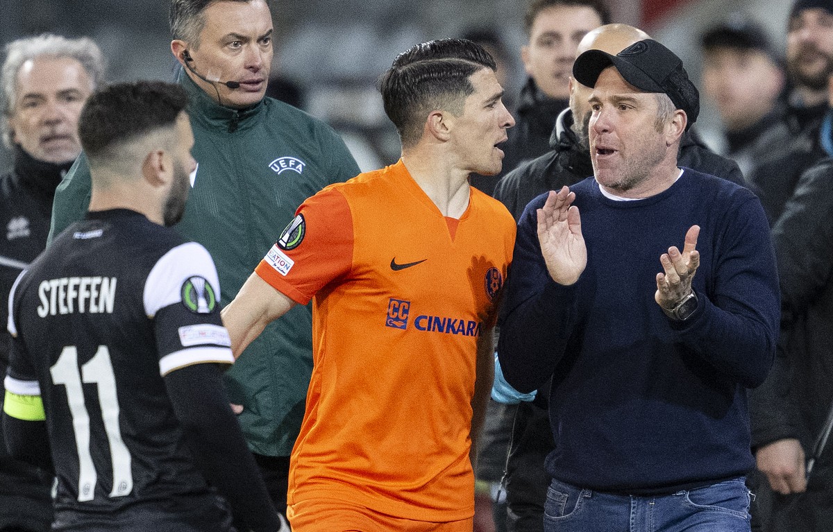 Lugano's head coach Croci-Torti, right, reacts to Celje's Juanjo Nieto during the UEFA Conference League round of 16 second leg soccer game Switzerland's FC Lugano and Slovenia's N ...