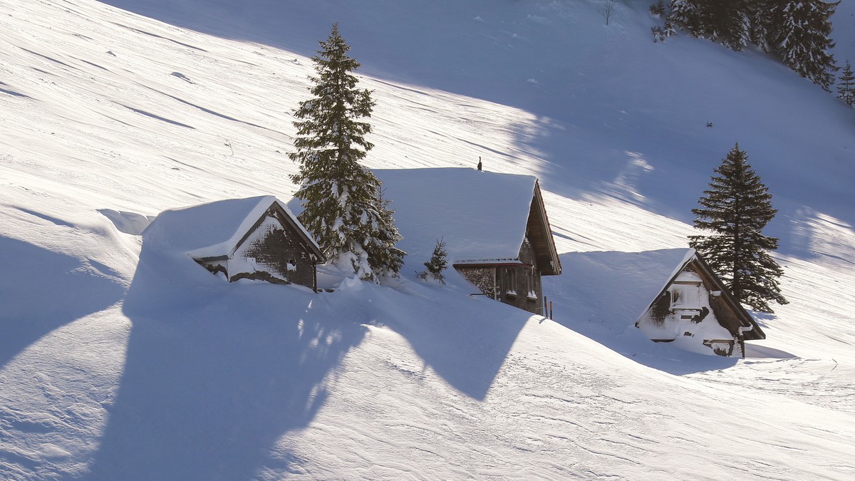 Tiefster Winter mit gewaltigen Schneemassen rund um die Schwaegalp und dem Saentis Massiv, aufgenommen am Mittwoch, 16. Januar 2019, nach den Aufraeumarbeiten im Hotel Saentis auf der Schwaegalp im Ka ...