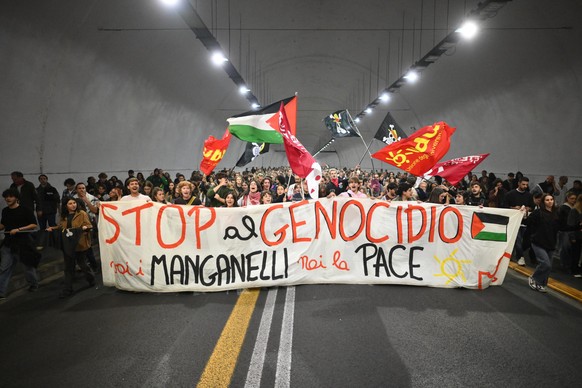 epaselect epa12422078 People shout &#039;general strike, let&#039;s block everything&#039; as they take part in a demonstration in support of the Palestinian people and the Global Sumud Flotilla (GSF) ...