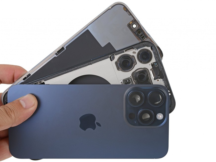 Das iPhone 15 (Pro Max) überzeugt im Reparatur-Test von iFixit nicht.