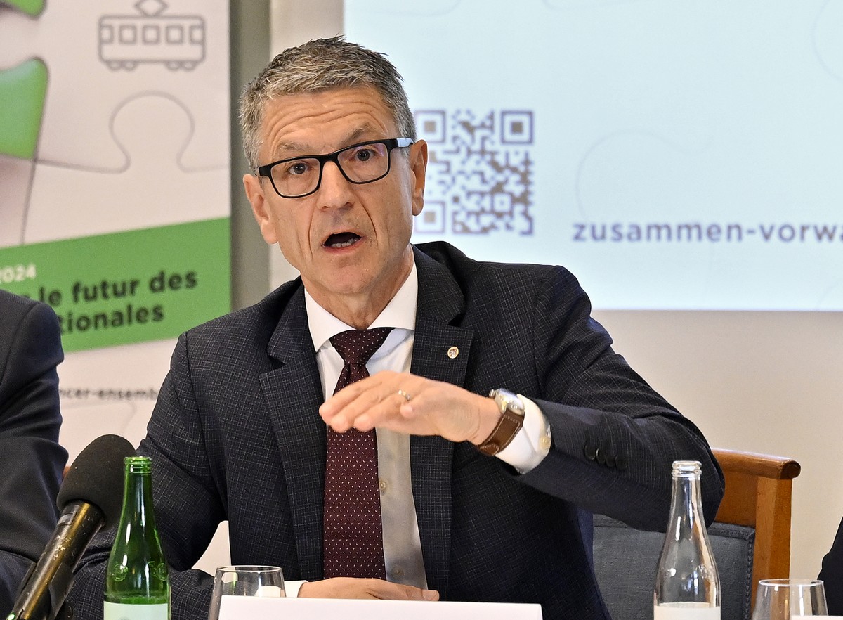 Martin Candinas, links, Nationalrat Die Mitte, Peter Goetschi, Mitte, Zentralpraesident Touring Club Schweiz und Fabio Regazzi, rechts, Staenderat Die Mitte und Praesident, SGV an der Medienkonferenz  ...