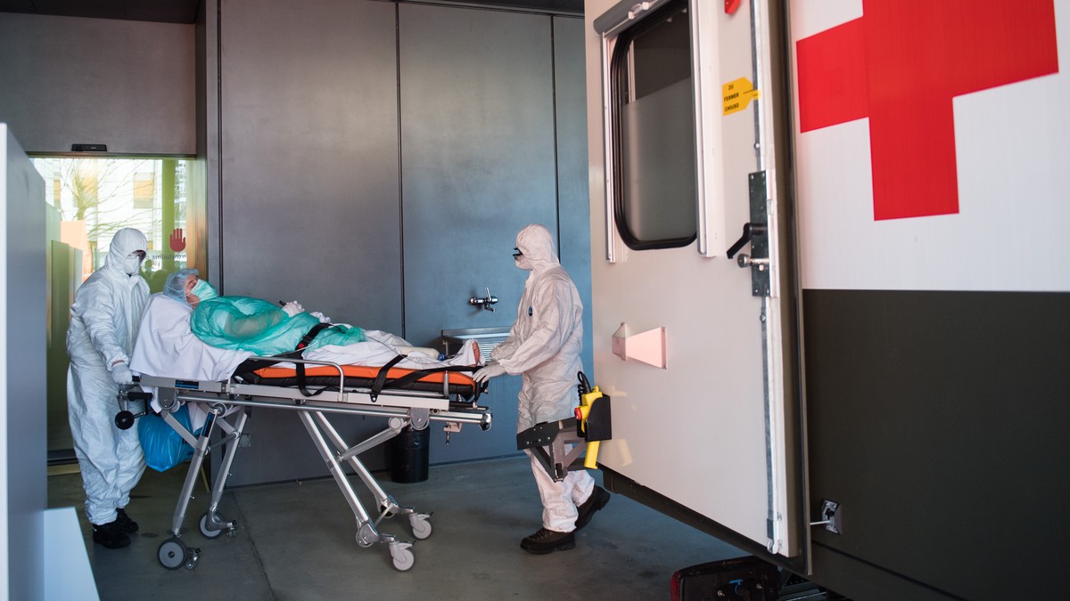 Soldaten der Schweizer Armee beim Transport eines Patienten mit Covid-19 am Eingang der Notaufnahme im Kantonsspital ''La Carita'' in Locarno am Freitag, 13. Maerz 2020. Das Kranke ...
