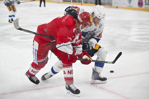 Rapperswil&#039;s Emil Djuse, links, gegen Zug&#039;s Brian O&#039;Neill, im Eishockeyspiel der National League zwischen den Rapperswil-Jona Lakers und dem EV Zug, am Dienstag, 24. Oktober 2023, in de ...
