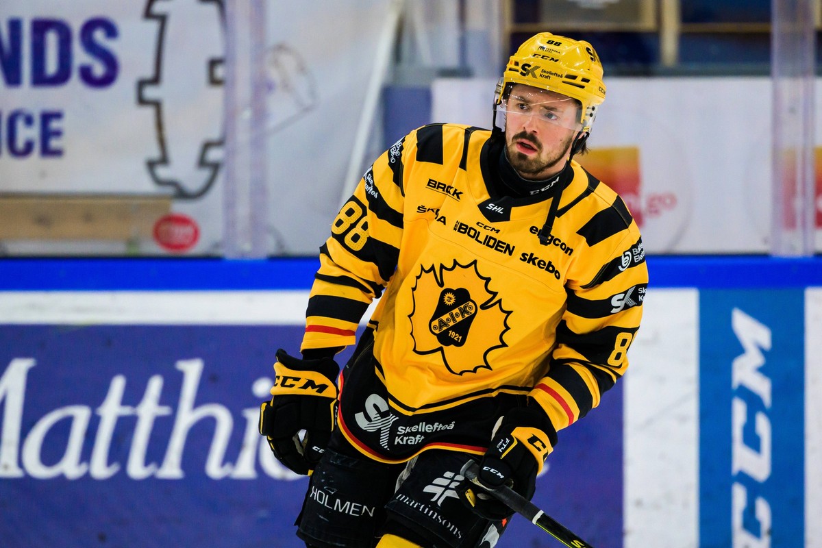220411 Skellefteas Jayce Hawryluk under v�rmningen inf�r kvartsfinal sex i SHL mellan F�rjestad och Skelleftea den 11 april 2022 i Karlstad. *** 220411 Skellefteas Jayce Hawryluk during the warm-up be ...