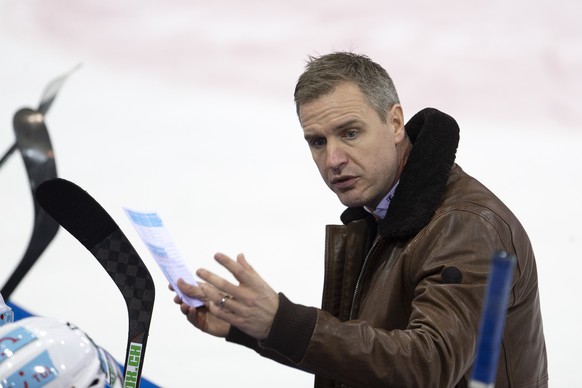 Zug&#039;s Head coach Dan Tangnes talks to his players, during a National League regular season game of the Swiss Championship between Geneve-Servette HC and EV Zug, at the ice stadium Les Vernets, in ...