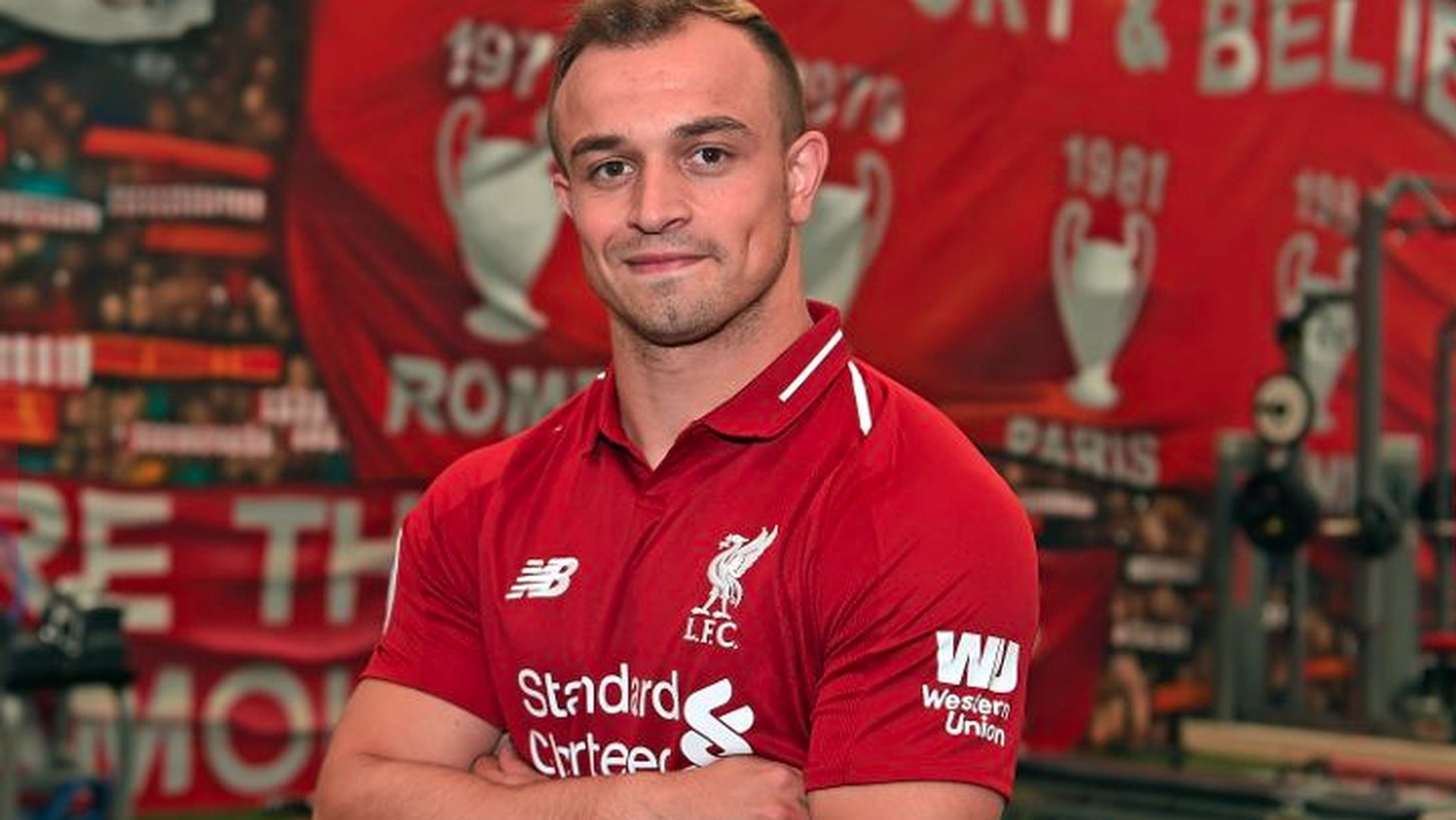 Erstes Fotoshooting im legendären Dress der «Reds»: Xherdan Shaqiri.