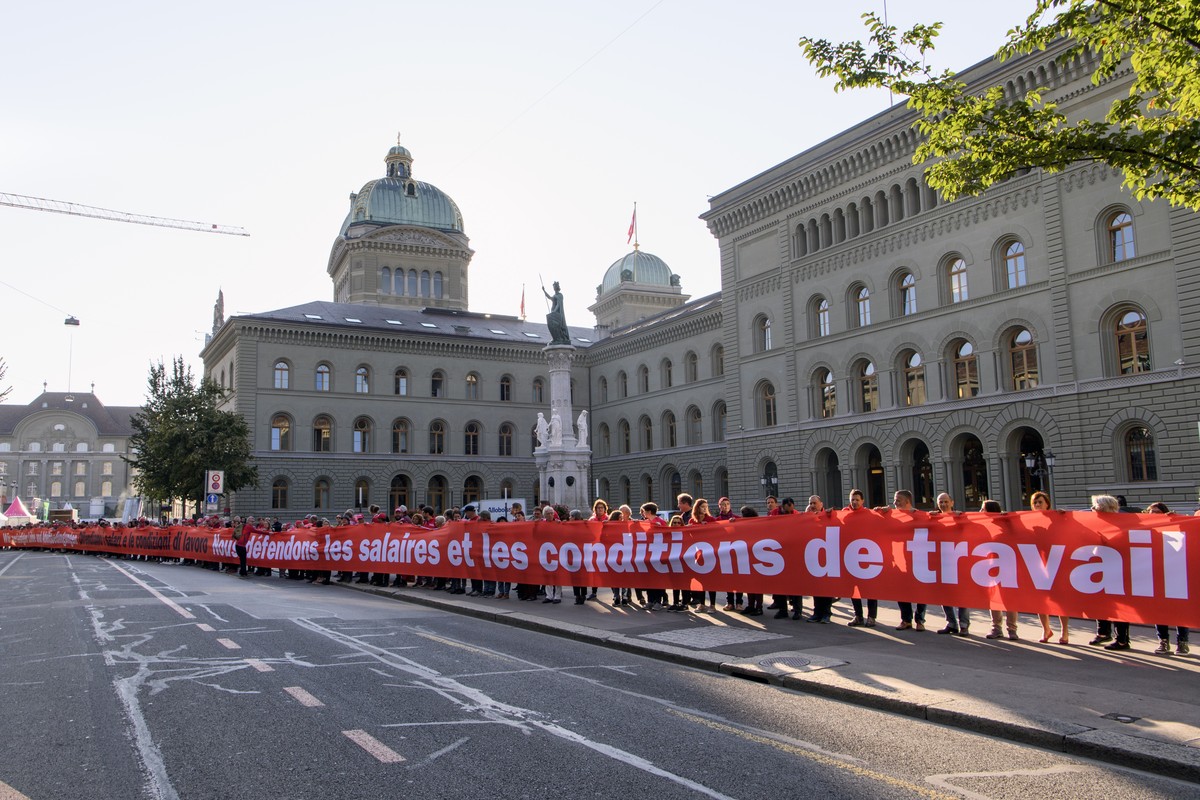 Menschen demonstrieren waehrend der Aktion von Arbeitnehmenden zum Arbeitnehmerrecht "Rote Linie Arbeitnehmerrechte", am Mittwoch, 5. September 2018 vor dem Bundeshaus in Bern. (KEYSTONE/Ant ...