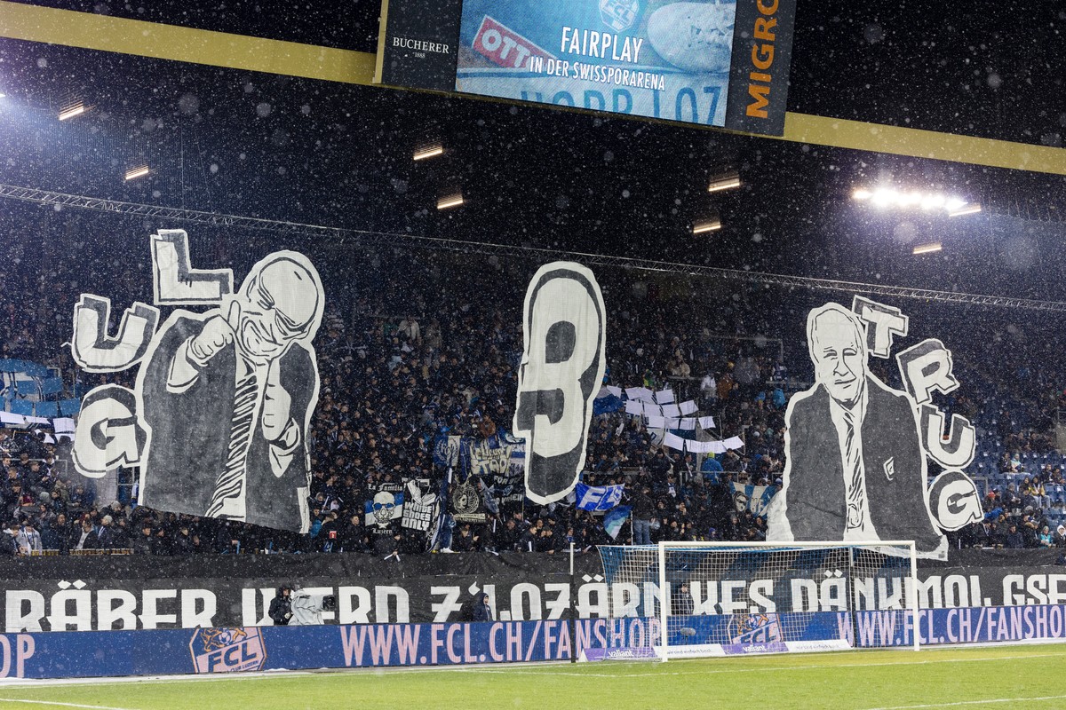 Eine Choreo der FC Luzern Fans zeigt FC Luzern Mehrheitsaktionaer Bernhard Alpstaeg und FCL Ehrenpraesident Walter Stierli im Fussball Meisterschaftsspiel der Super League zwischen dem FC Luzern und d ...