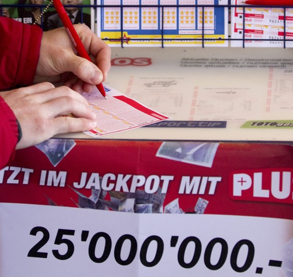 Lottoschein ausfüllen und Millionär werden.