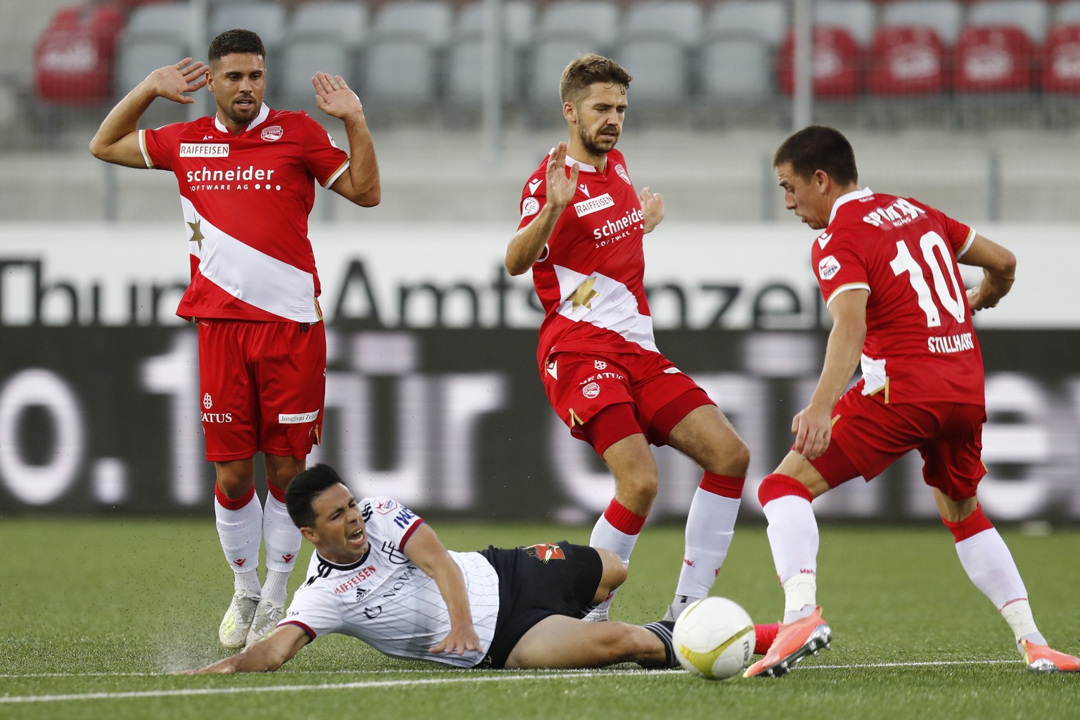 Basels Blas Riveros, am Boden, im Kampf mit Thuns Leonardo Bertone, Gregory Karlen und Basil Stillhart, von links, im Super League Spiel zwischen dem FC Thun und FC Basel, am Freitag, 31. Juli 2020 in ...