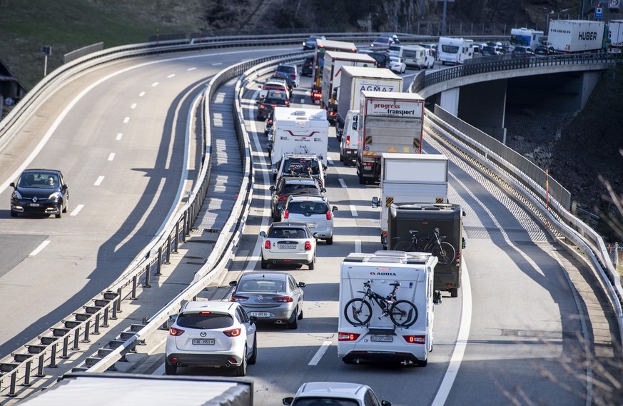 Der Osterreiseverkehr staut sich vor dem Gotthard-Tunnel zwischen Goeschenen und Amsteg auf der A2 in Richtung Sueden auf rund 2 Kilometer Laenge, am Donnerstag, 1. April 2021. (KEYSTONE/Urs Flueeler)