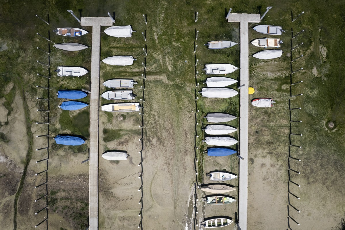 Boote liegen auf dem Trockenen am Untersee, dem westlichen Teil des Bodensees, am Donnerstag, 23. Juli 2026, in Mannenbach-Salenstein. Der See weist fuer die Jahreszeit ein Rekordtief auf. (KEYSTONE/G ...