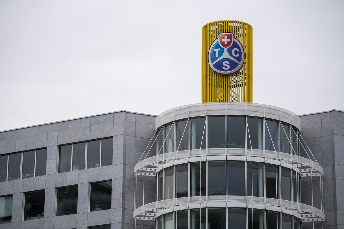Le logo de l'association le Touring Club Suisse (TCS) est photographie, ce mercredi 17 novembre 2021 a Vernier pres de Geneve. Le TCS en tant que plus grand club de mobilite de Suisse, propose de ...
