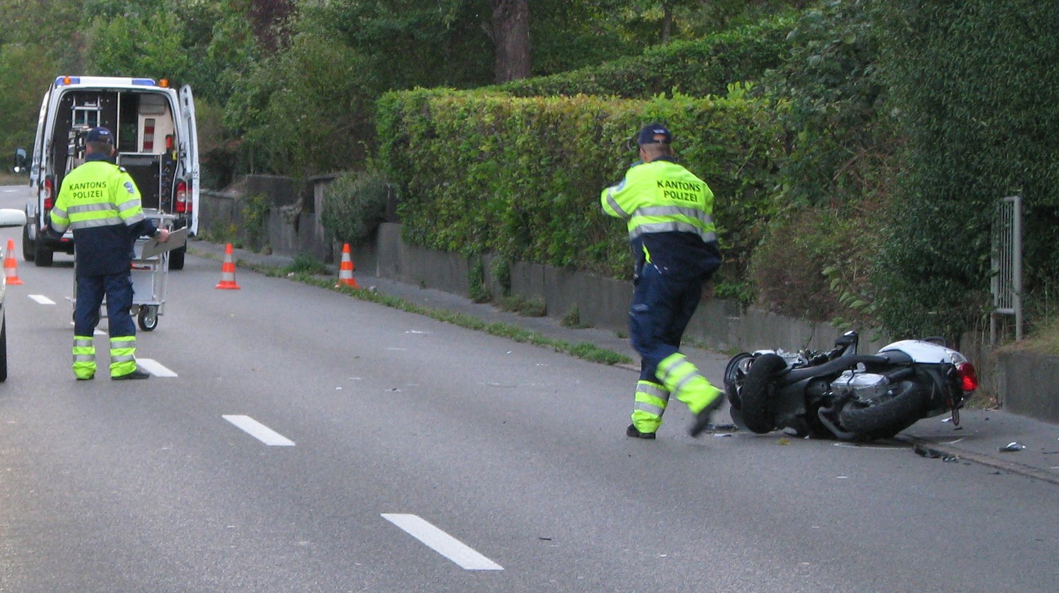 Die Polizei sichert am Unfallort die Spuren.