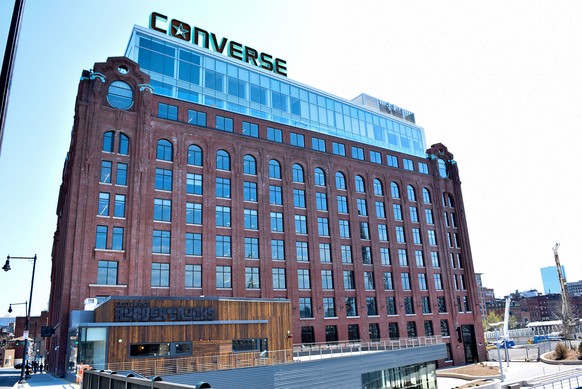 Converse Hauptquartier in Boston
https://en.wikipedia.org/wiki/Converse_(shoe_company)#/media/File:Converse_Headquarters_building.jpg