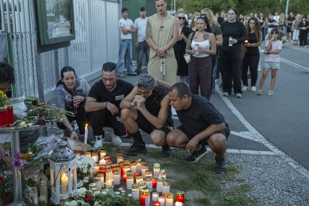 KEYPIX - Rund 300 Menschen trauern anlaesslich einem Gedenkmarsch und einer Schweigeminute fuer die Opfers des durch Schüsse getoeteten und verletzten Menschen an einer Raverparty vom vergangenen Woch ...