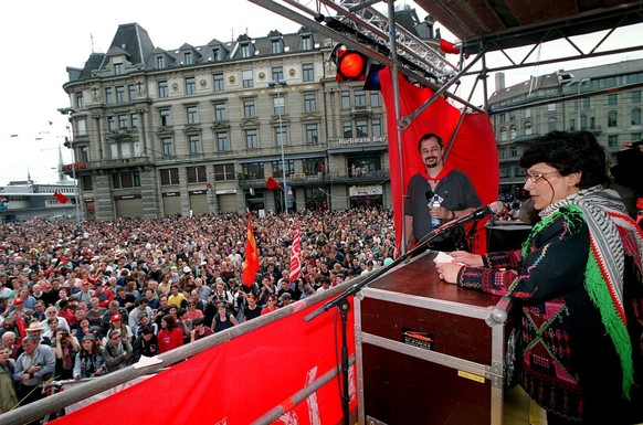 Leila Khaled 2001 in Zürich.