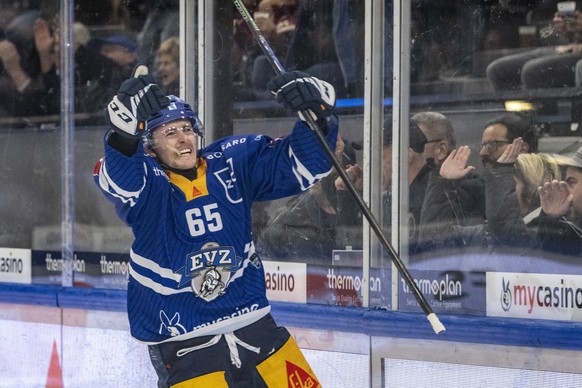 Marc Michaelis von Zug feiert das Tor zum 1:0 beim Eishockey Meisterschaftsspiel der National League zwischen dem EV Zug und dem HC Ambri-Piotta am Samstag, 27. Januar 2024 in Zug. (KEYSTONE/Urs Fluee ...