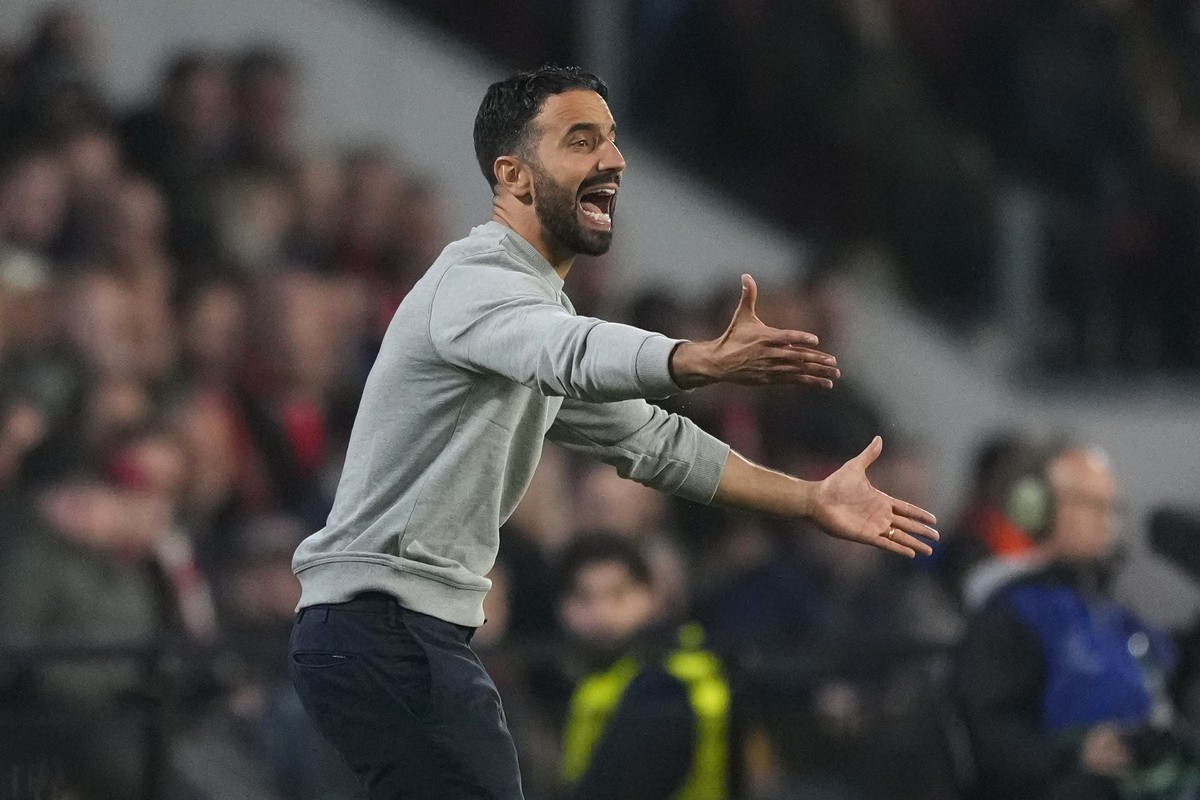 Sporting's head coach Ruben Amorim reacts during the Champions League opening phase soccer match between PSV Eindhoven and Sporting CP at Philips stadium in Eindhoven, Netherlands, Tuesday, Oct.  ...