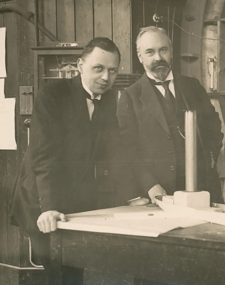 Jakob Ackeret, links, während seiner Studienzeit in Göttingen, um 1924, zusammen mit Ludwig Prandtl.
https://ba.e-pics.ethz.ch/#categories-node=15357554-4298-4721-b552-2ab71f176fef&amp;c-shown=3a7bfe1 ...