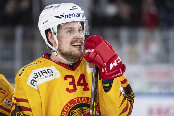 La joie du defenseur de Langnau Claudio Cadonau, apres la victoire 5-1, lors du premier match du quart de finale de play off du championnat suisse de hockey sur glace de National League, entre le Laus ...