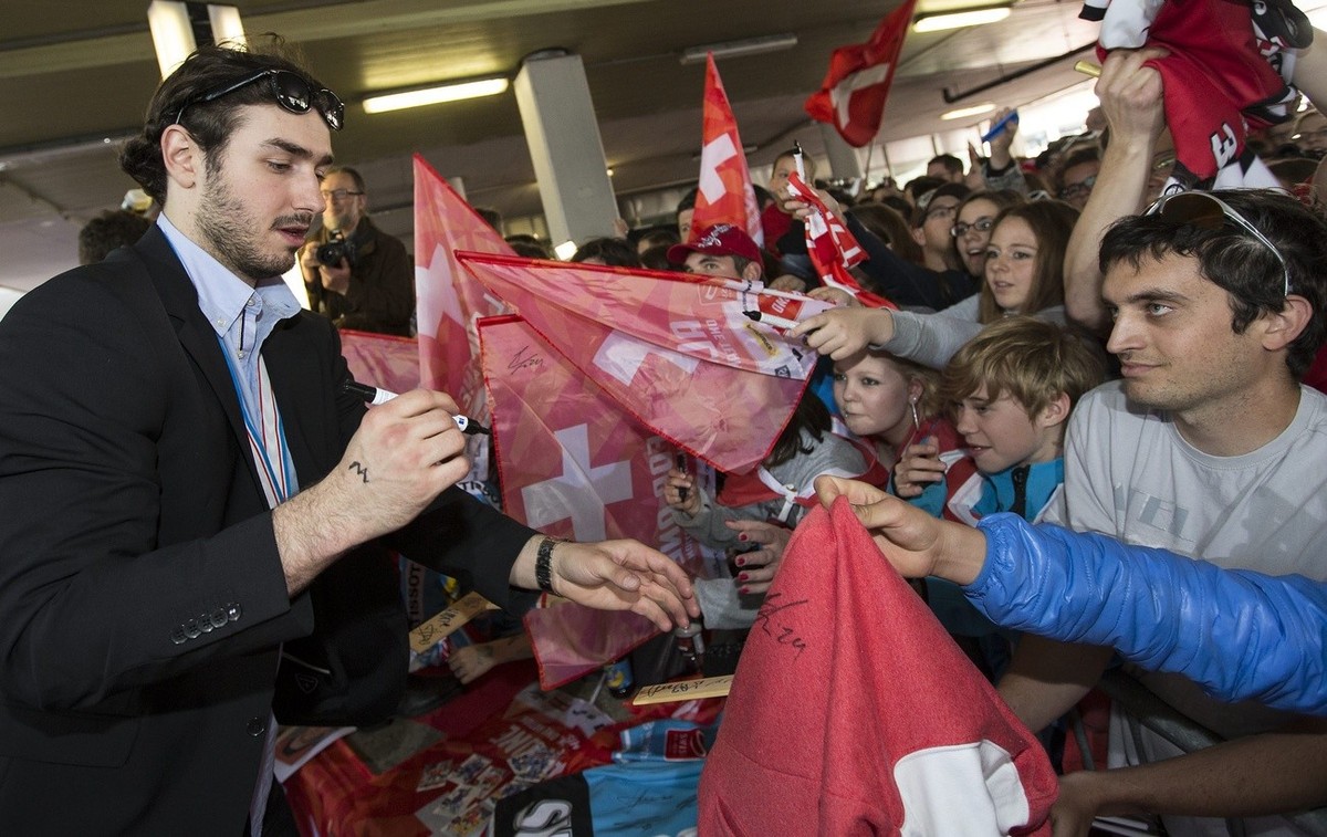Spieler Denis Hollenstein anlaesslich der Ankunft der Schweizer Eishockey Nationalmannschaft am Montag, 20. Mai 2013 auf dem Flughafen in Zuerich Kloten. (KEYSTONE/Patrick B. Kraemer)
