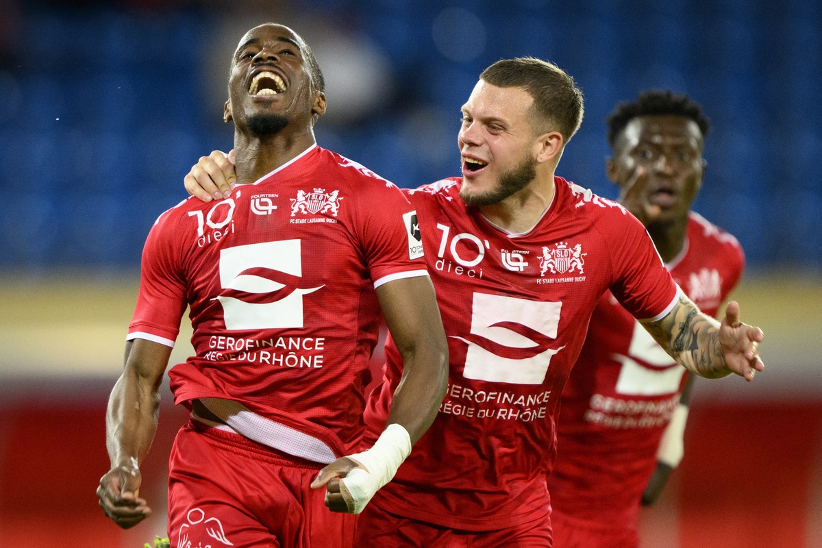L'attaquant du SLO Teddy Okou, gauche, celebre le but du 3 a 2 avec le defenseur du SLO Lavdrim Hajrulahu, droite, lors du match retour du barrage de promotion en Super League et de relegation en ...