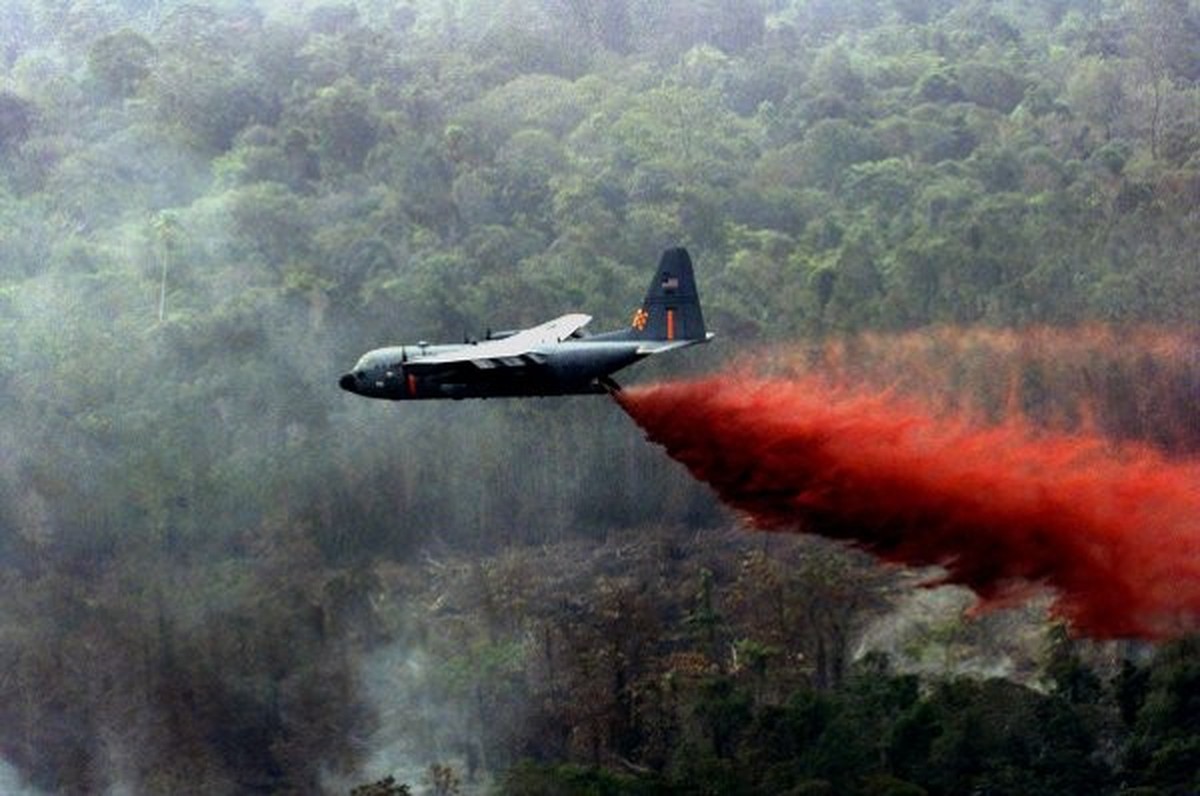 Un avion américain largue de l'agent orange sur une forêt vietnamienne, 1969.