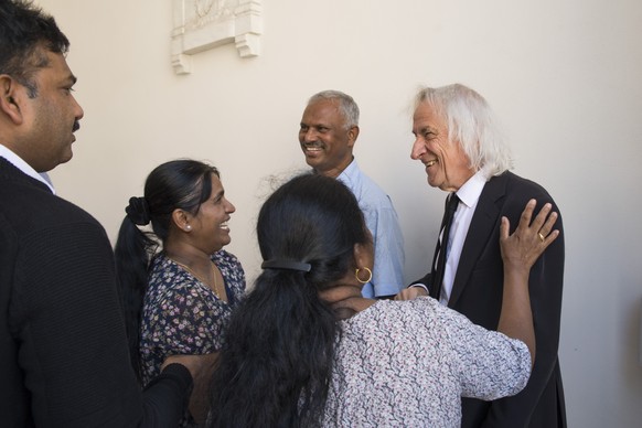 Anwalt Marcel Bosonet mit Unterstuetzern der Angeklagten vor dem Bundesstrafgericht in Bellinzona, am Donnerstag, 14. Juni 2018. Das Bundesstrafgericht hat gegen die 13 angeklagten Personen im Tamil-T ...