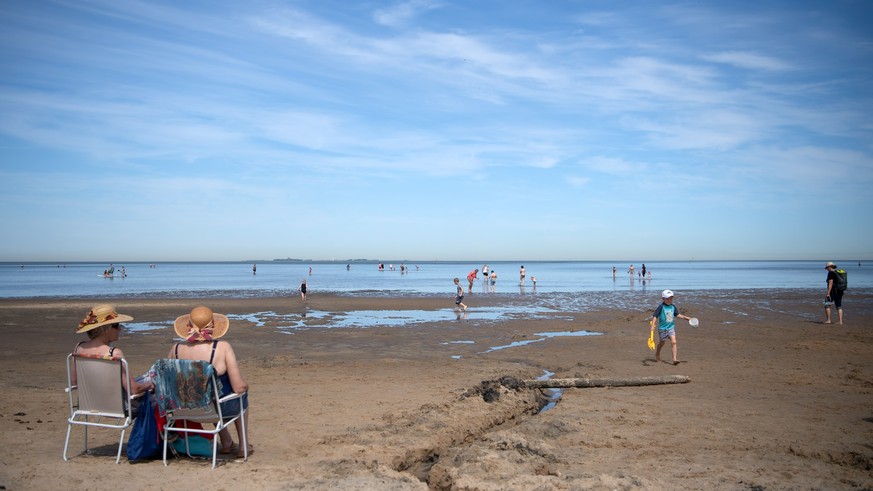 dpatopbilder - 02.06.2020, Niedersachsen, Cuxhaven: Urlauber sitzen am Strand. Meteorologen erwarten den bislang w�rmsten Tag des Jahres, Am 02.06.2020 k�nnte nach Angaben des Deutschen Wetterdienstes ...