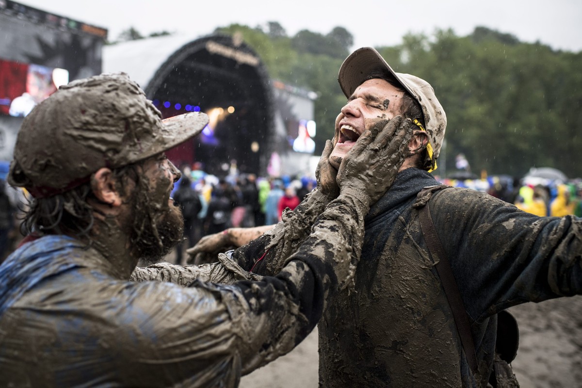 epa05403971 Visitors play with mud during the music festival Openair St. Gallen in St. Gallen, Switzerland, 02 July 2016. The 40th Openair St. Gallen takes place until 03 July. EPA/GIAN EHRENZELLER