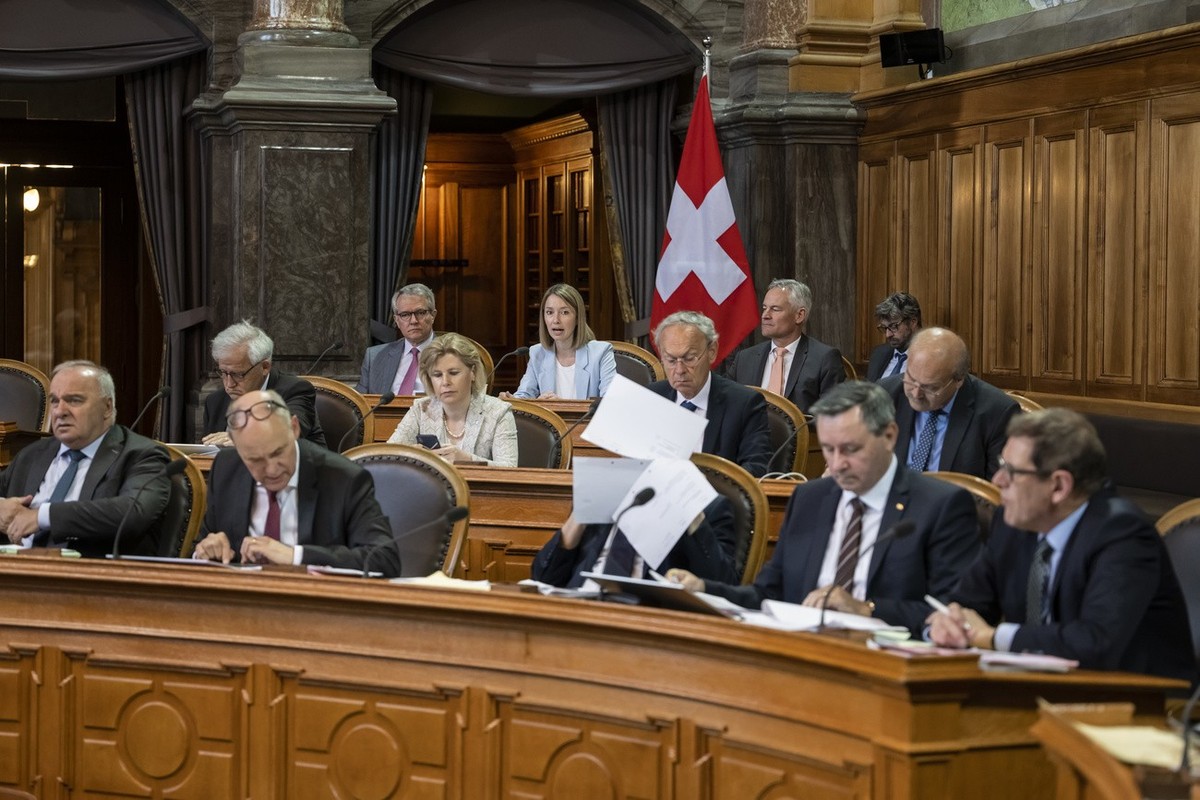 La présidente de la Commission des finances de l'Etat, Johanna Gapany, PLR-FR, au centre, au fond, s'exprime sur le budget, lors de la session d'été des Chambres fédérales, le mercredi  ...