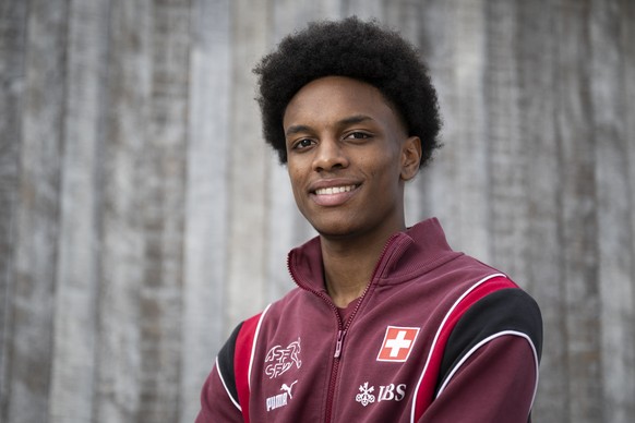 Der neue Spieler der Schweizer Fussballnationalmannschaft Alvyn Sanches posiert nach einer Medienkonferenz, am Dienstag, 18. Maerz 2025, in The Campus, in Almancil, Portugal. Die Schweizer Fussball Na ...