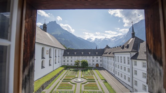 Der Innenhof mit dem Gebaeude des Klosterss Engelberg anlaesslich eines Rundganges durch das Kloster Engelberg am Mittwoch, 17. Juli 2019, in Engelberg. Das Benediktinerkloster Engelberg feiert im Jah ...