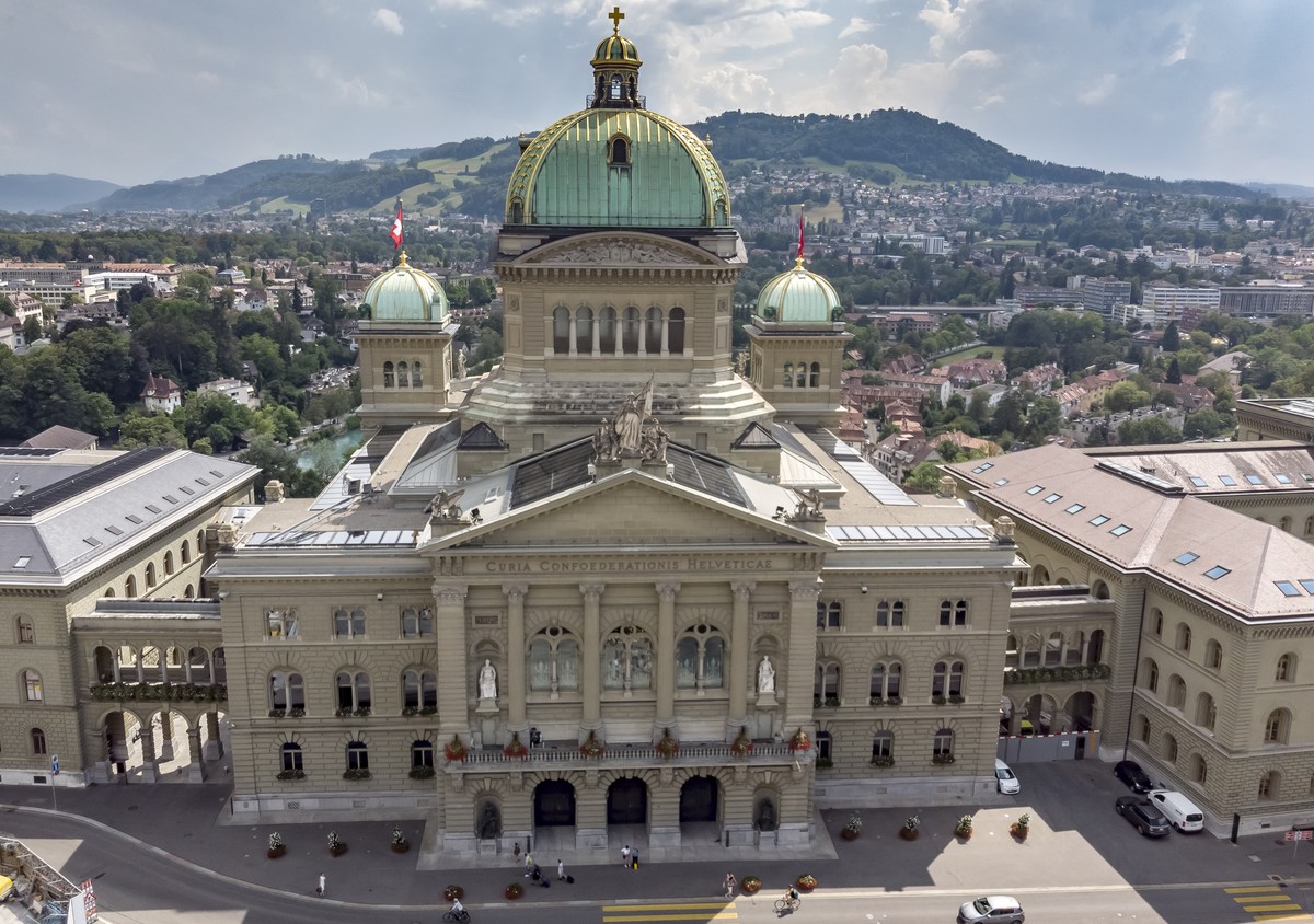 ARCHIVBILD ZUM UEBERSCHUSS VON 2,9 MILLIARDEN FRANKEN IN DER RECHNUNG DES BUNDES FUER 2018, AM MITTWOCH, 13. FEBRUAR 2019 - Luftaufnahme vom Bundeshaus in Bern, Schweiz, am Mittwoch, 8. August 2018. ( ...