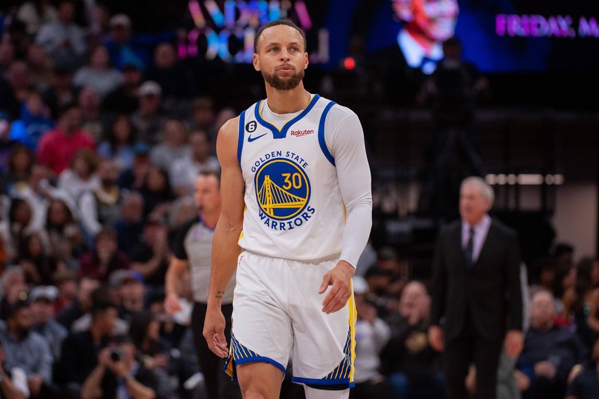 NBA, Basketball Herren, USA Golden State Warriors at Sacramento Kings Apr 7, 2023 Sacramento, California, USA Golden State Warriors guard Stephen Curry 30 looks on during a time out in the second quar ...