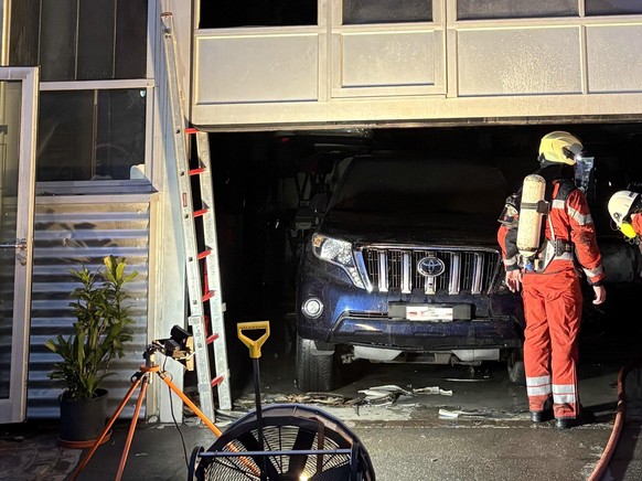 Einsatzkräfte bei der Autogarage in Rümlang.
