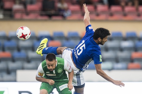 Le joueur st-gallois Andreas Wittwer, gauche, lutte pour le ballon avec le defenseur lausannois Leandro Lucas Marin, droite, lors de la rencontre de football de Super League entre le FC Lausanne-Sport ...