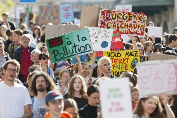 Des personnes manifestent dans les rues de Lausanne lors de la greve du climat, ce vendredi, 27 septembre 2019 a Lausanne. Les manifestants demandent que les instances politiques prennent des mesures  ...