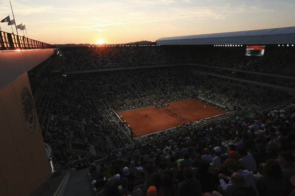 Die Sonne geht unter – das Spiel zwischen Gaël Monfils und Sebastian Baez geht aber erst so richtig los.
