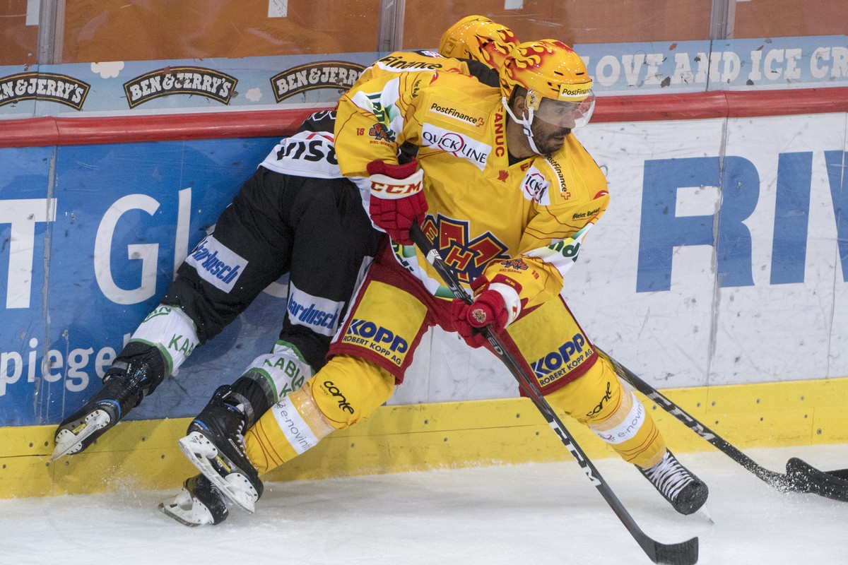 Berns Topscorer Andrew Ebbett, hinten, im Duell mit Biels Topscorer Robbie Earl, vorne, waehrend dem Eishockey National League Spiel zwischen dem SC Bern und den EHC Biel, am Samstag, 29. September 20 ...