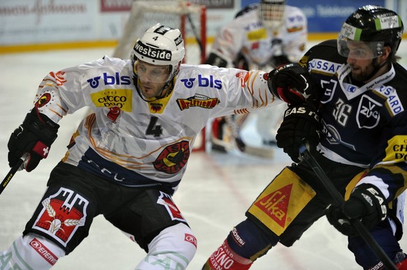 Mark Streit vom SCB links und Andreas Furrer vom EV Zug, waehrend dem Meisterschaftsspiel der National League A zwischen dem EV Zug und dem SC Bern, am Freitag, 5. Oktober 2012, in der Bossard Arena i ...