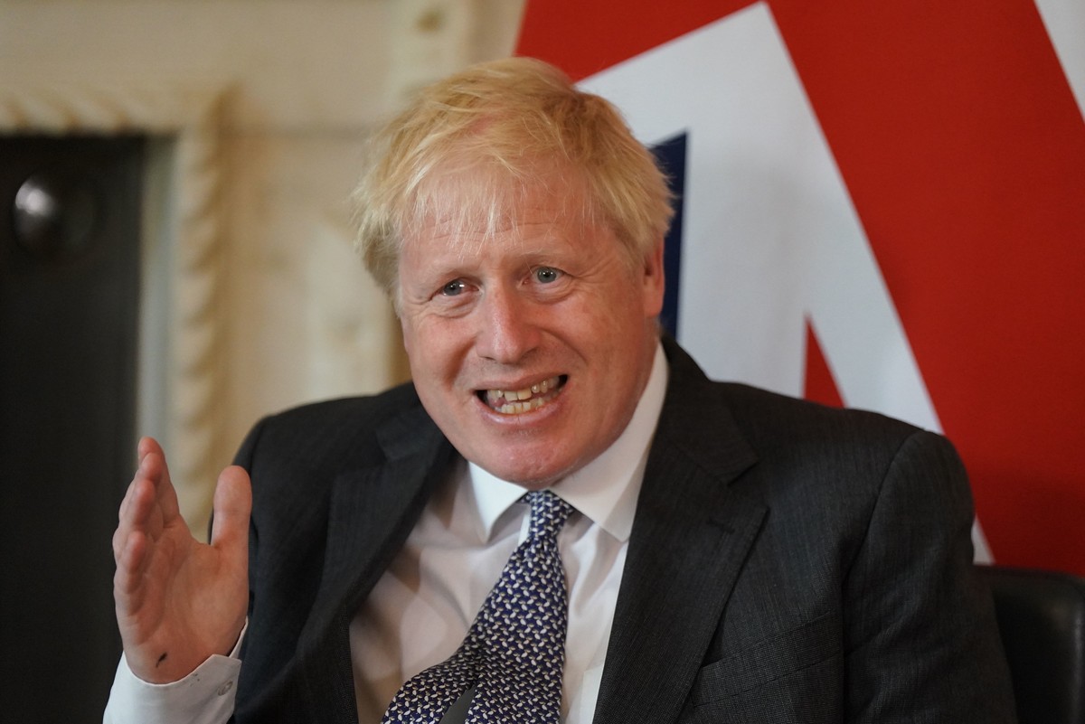 Britain's Prime Minister Boris Johnson welcomes Prime Minister of Portugal Antonio Costa at 10 Downing Street, London, Monday June 13, 2022, ahead of their meeting. (Aaron Chown/Pool via AP)