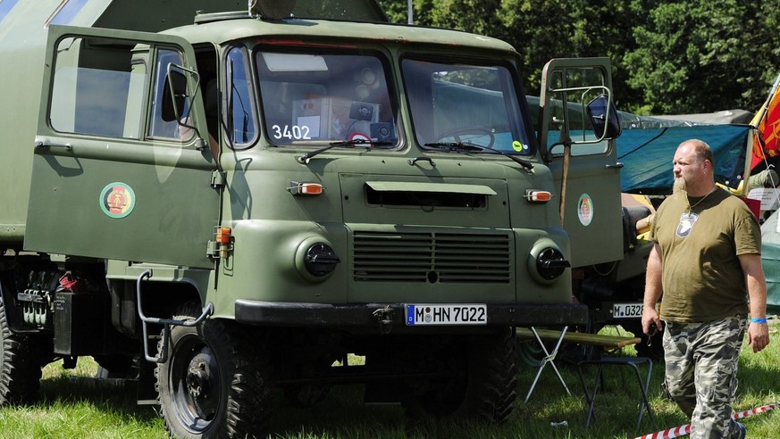 Ausgediente Militaerfahrzeuge stehen zur Schau, anlaesslich des Militaer Oldtimer Treffens in Birmenstorf, am Freitag, 6. August 2010. Hunderte von Oldtimern, zu Lande und in der Luft, versammeln sich ...