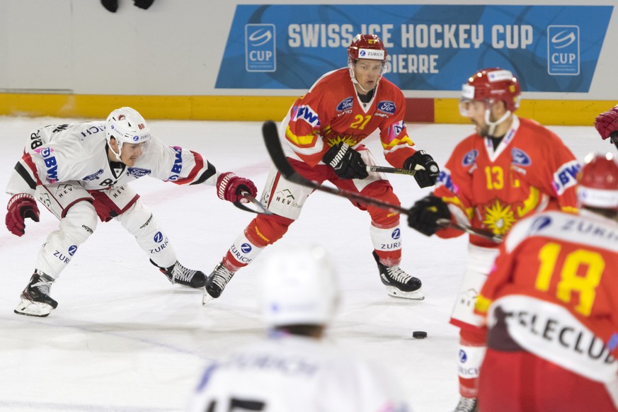 L?attaquant lausannois Robin Leone, gauche, lutte pour le puck avec l&#039;attaquant sierrois Eric Castonguay, droite, lors du premier tour de Coupe Suisse, Swiss Ice Hockey Cup, de hockey sur glace e ...