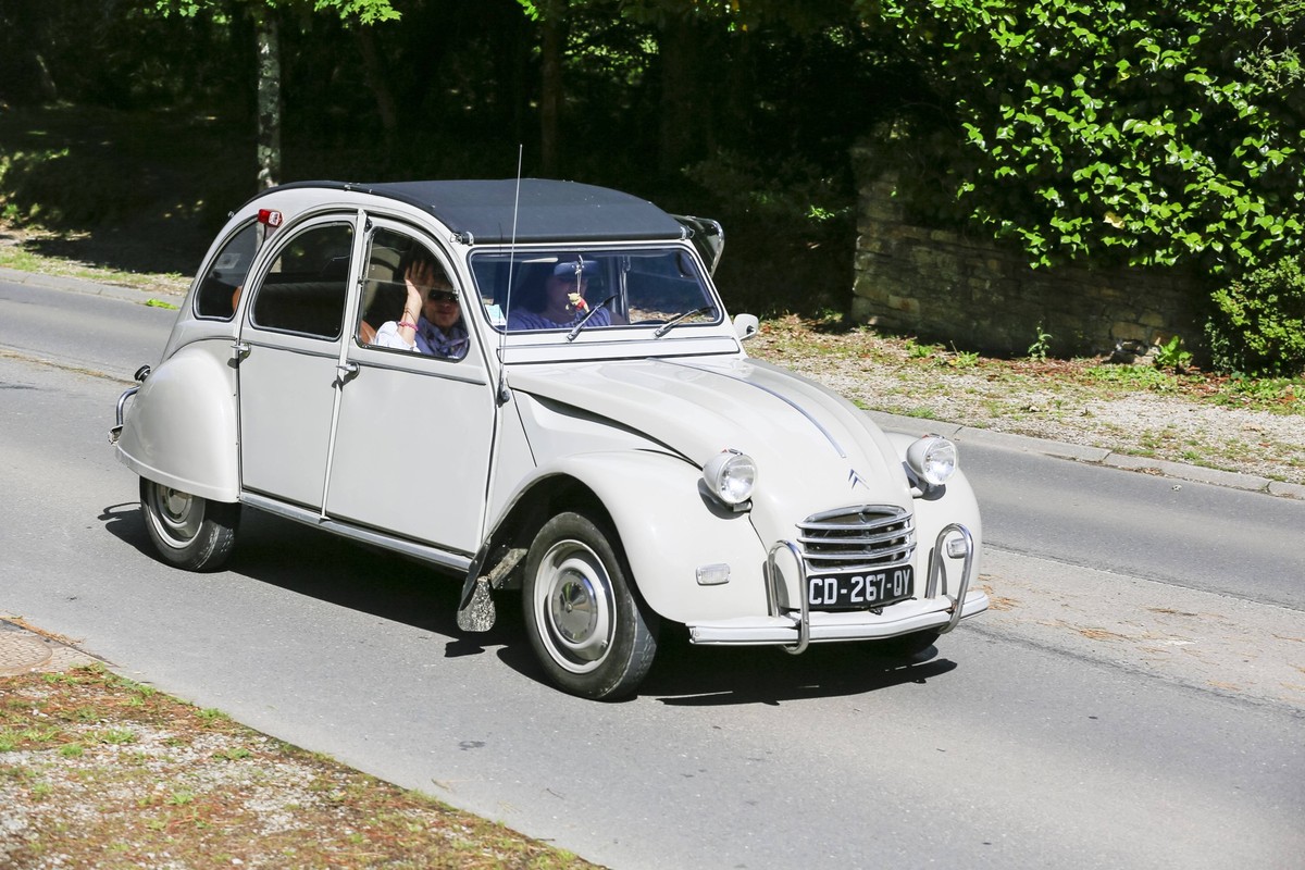 Citroen 2CV Ente, Oldtimer Fahrt 4. Embouteillage de la N12 nach Landerneau, Departement Finistere Penn-ar-Bed, Region Bretagne Breizh, Frankreich *** Citroen 2CV duck, vintage car ride 4 Embouteillag ...
