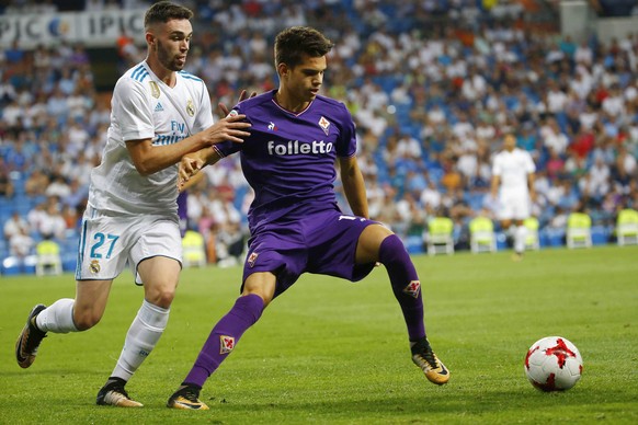 epa06158900 Real Madrid&#039;s defender Manu Hernando (L) vies for the ball with Fiorentina&#039;s Ianis Hagi during the Bernabeu Trophy match between Real Madrid and Fiorentina, at the Santiago Berna ...